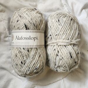 Álafosslopi Wool Yarn in Cream and Black